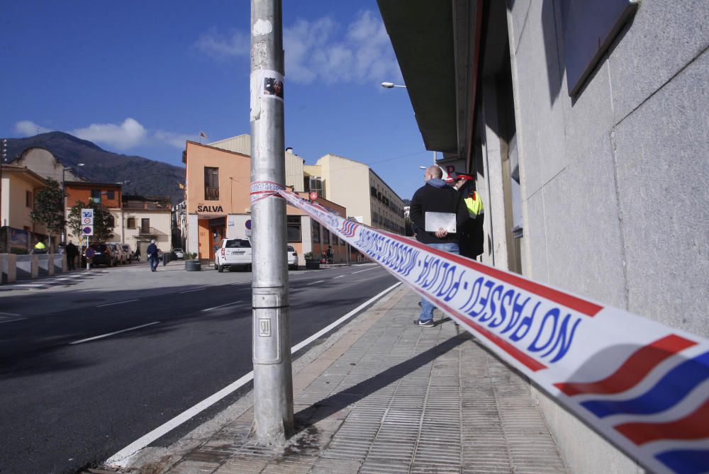 Un home atraca a punta de pistola un banc de la Cellera de Ter