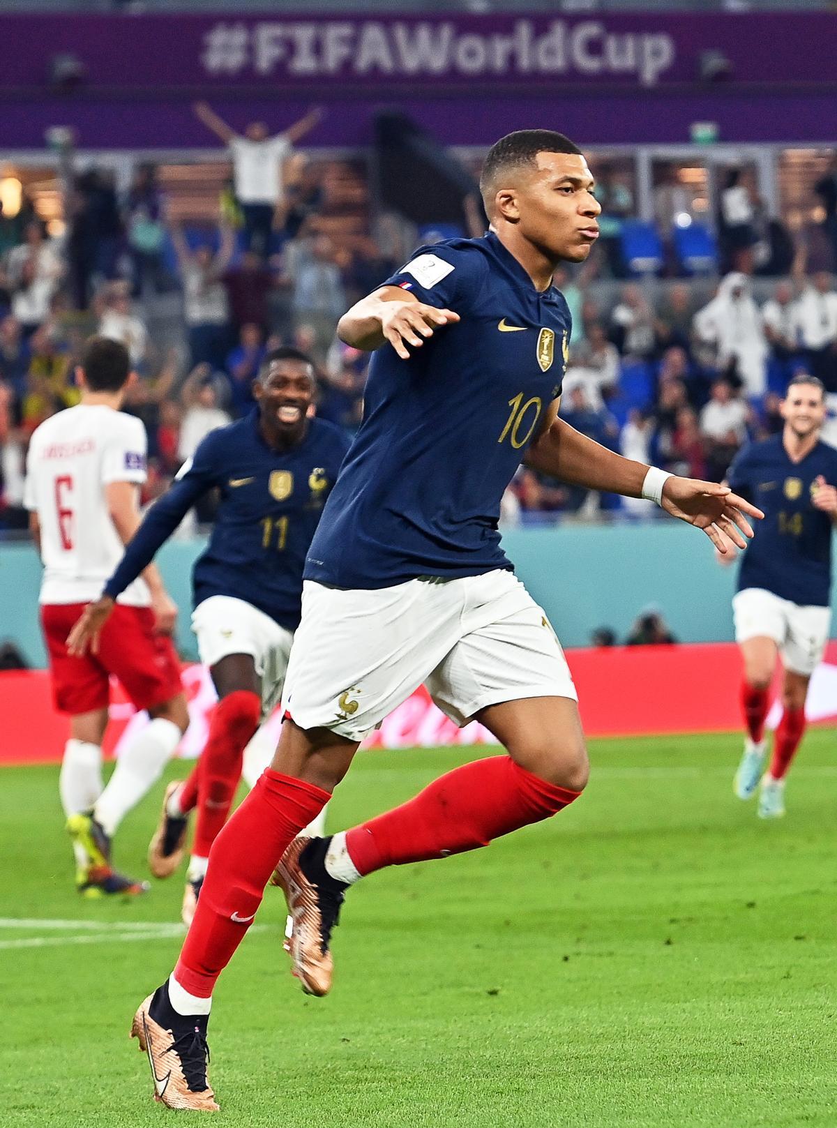 Doha (Qatar), 26/11/2022.- Kylian Mbappe of France celebrates after scoring the 1-0 lead during the FIFA World Cup 2022 group D soccer match between France and Denmark at Stadium 947 in Doha, Qatar, 26 November 2022. (Mundial de Fútbol, Dinamarca, Francia, Catar) EFE/EPA/Noushad Thekkayil