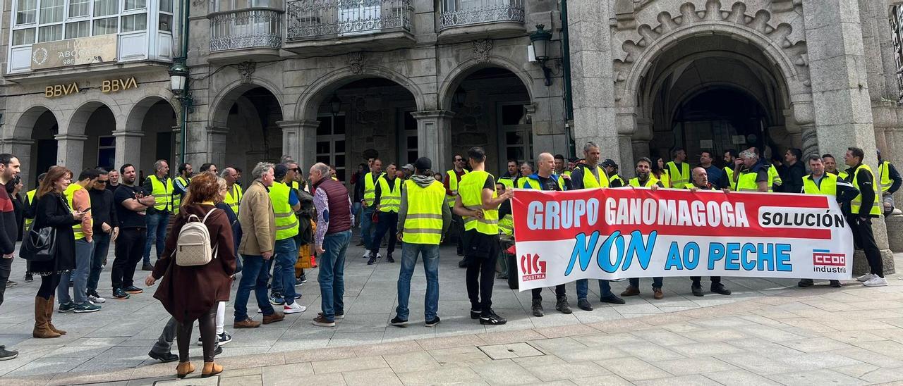 Trabajadores de Ganomagoga en una protesta frente al Concello de O Porriño, celebrada ayer.