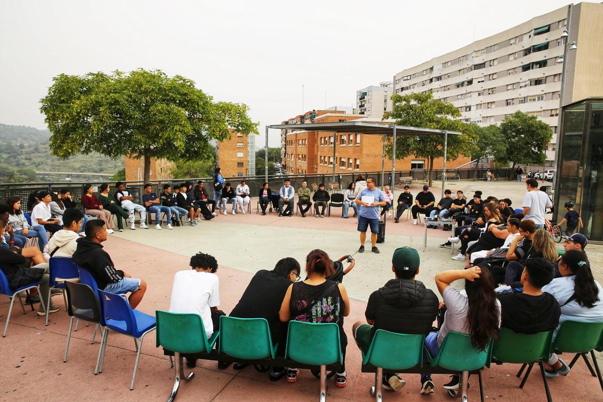 Protesta en Ciutat Meridiana para desatascar los PFI de 50 jóvenes del barrio