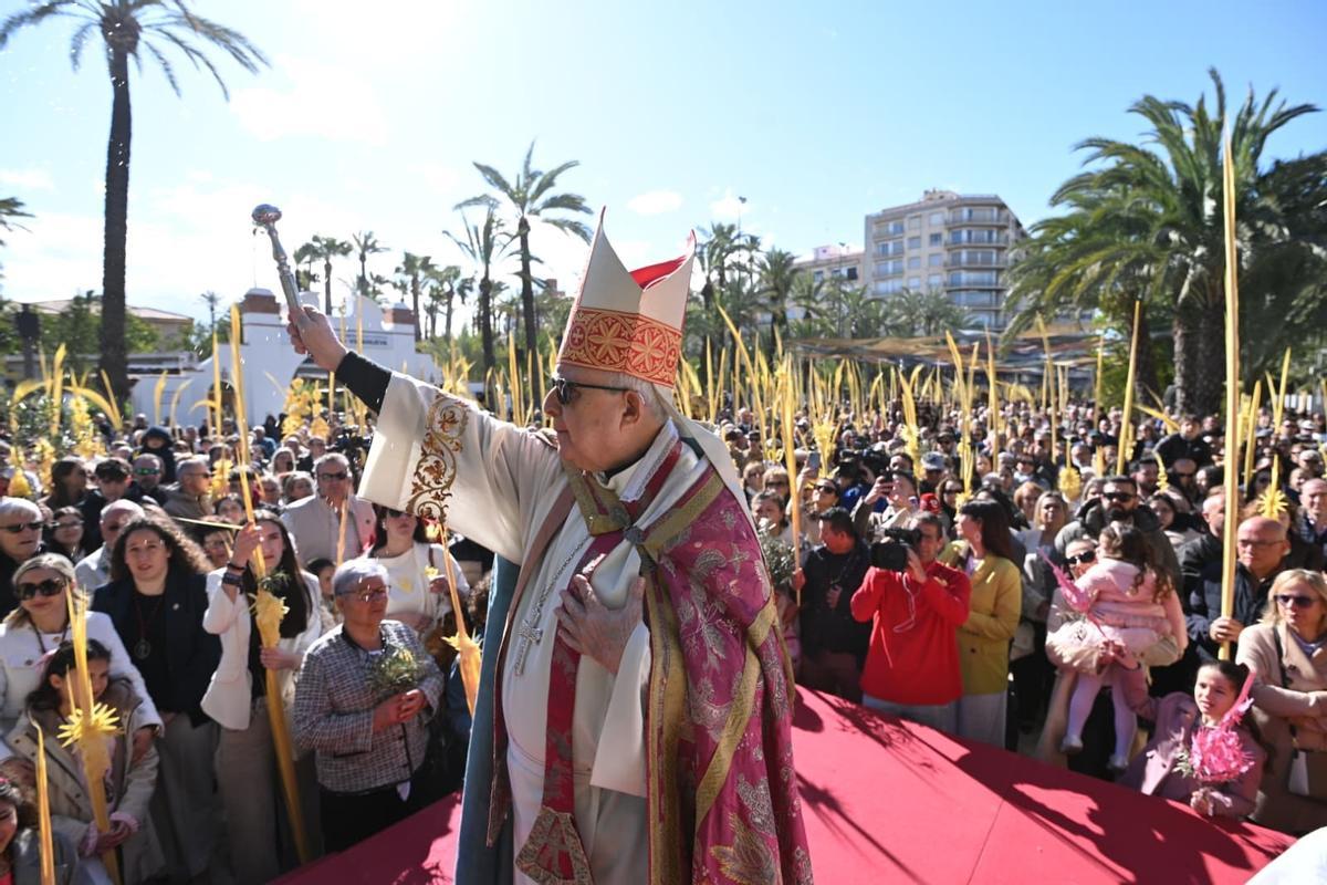 El obispo emérito Jesús Murgui, bendiciendo las palmas en la Paseo de la Estación.