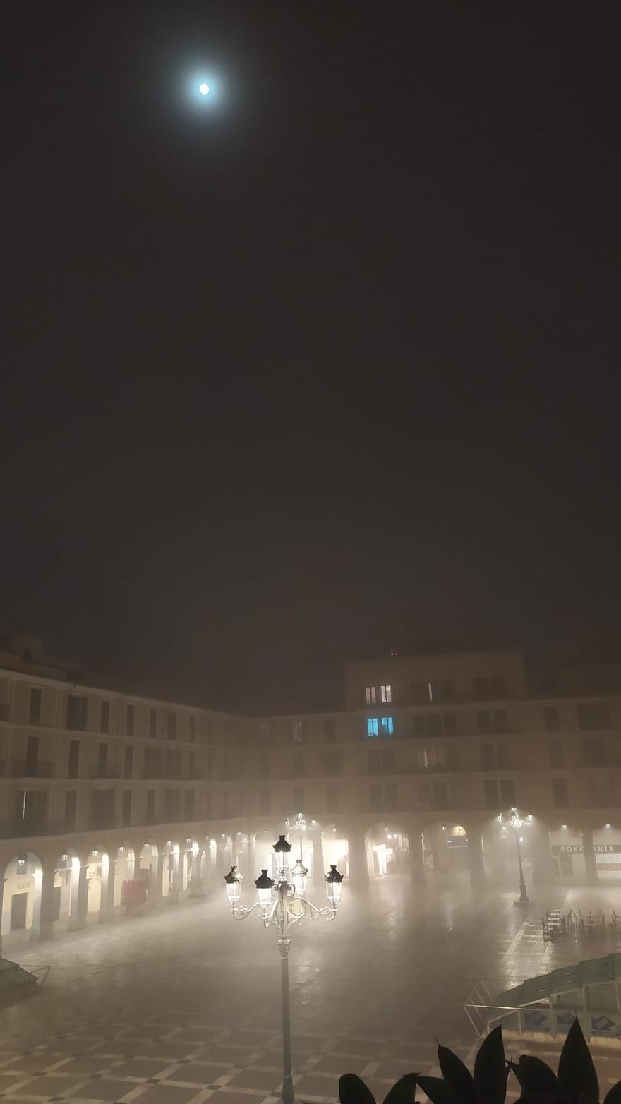 La niebla llegó la noche del jueves a la plaza Major de Palma, una de las zonas más aisladas de la ciudad