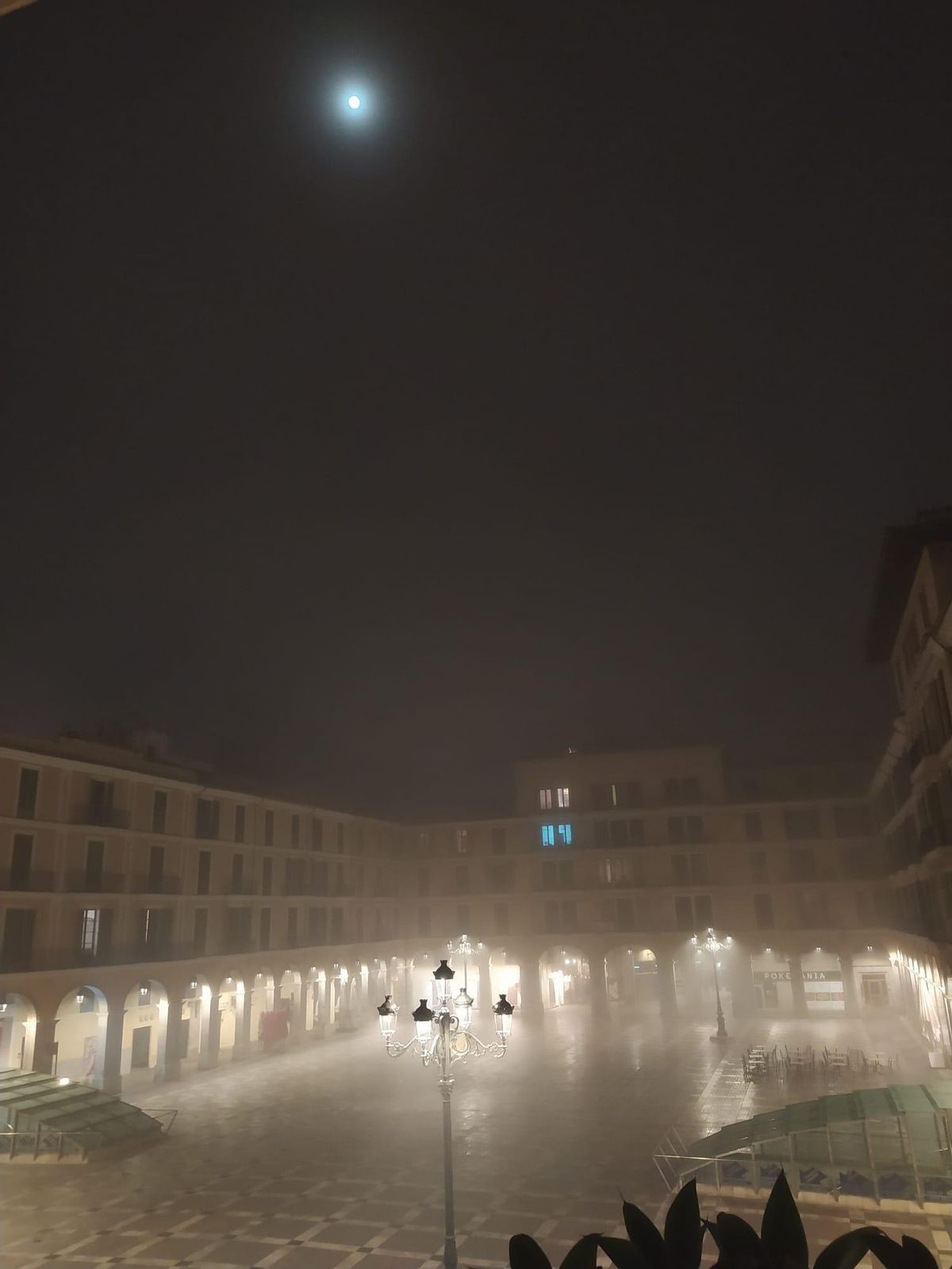 La niebla llegó la noche del jueves a la plaza Major de Palma, una de las zonas más aisladas de la ciudad