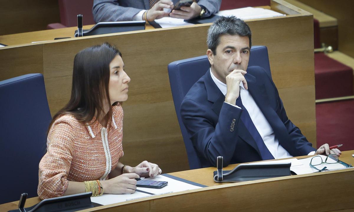 La consellera de Hacienda, Ruth Merino, y el 'president', Carlos Mazón, en las Corts, el jueves.