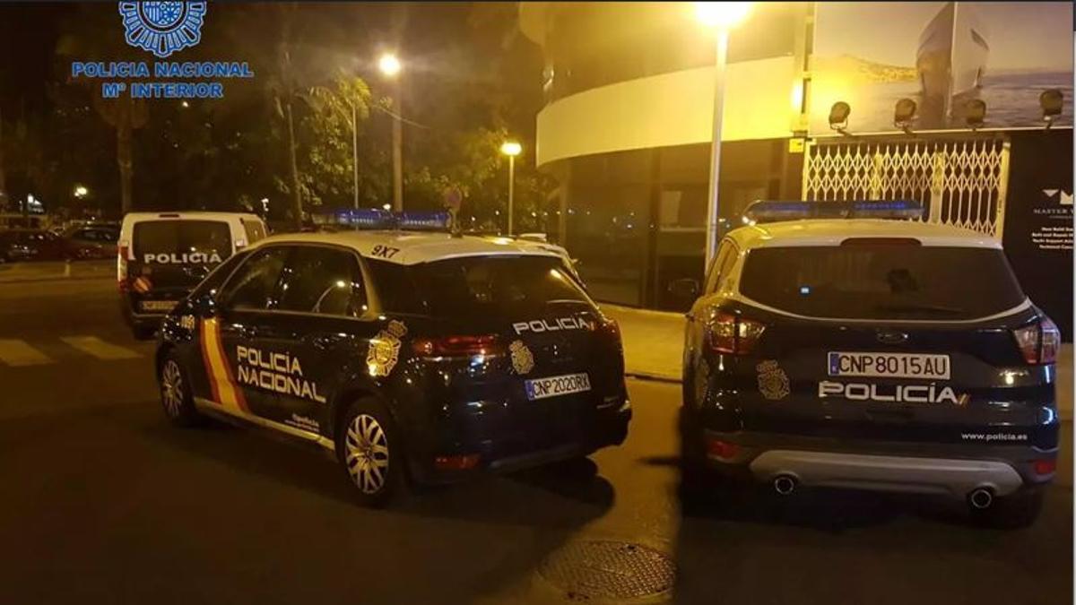 Coches patrulla de la Policía Nacional durante una actuación nocturna en Palma.