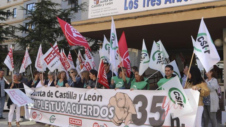 Trabajadores de la Junta paran para exigir la jornada laboral de 35 horas