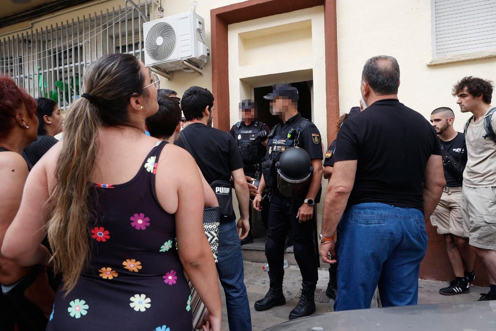 Desalojan a una familia con un hijo de cuatro años en Alicante