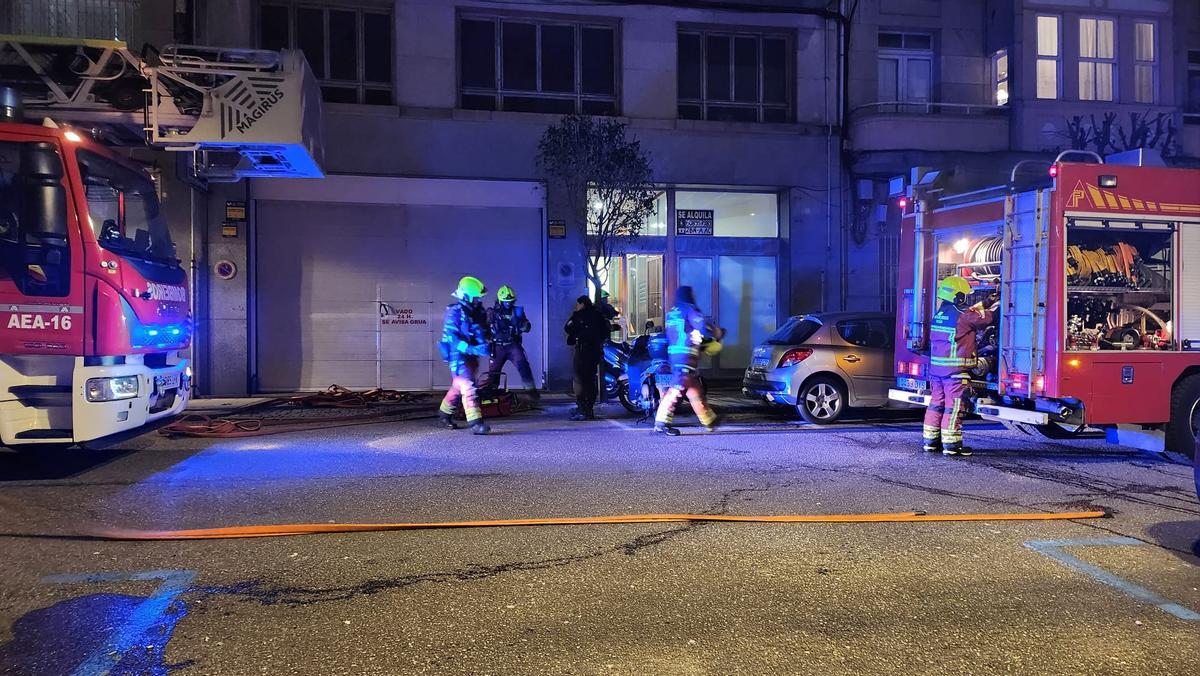 Dispositivo de Bomberos en calle Ecuador ante el incendio registrado en una cocina