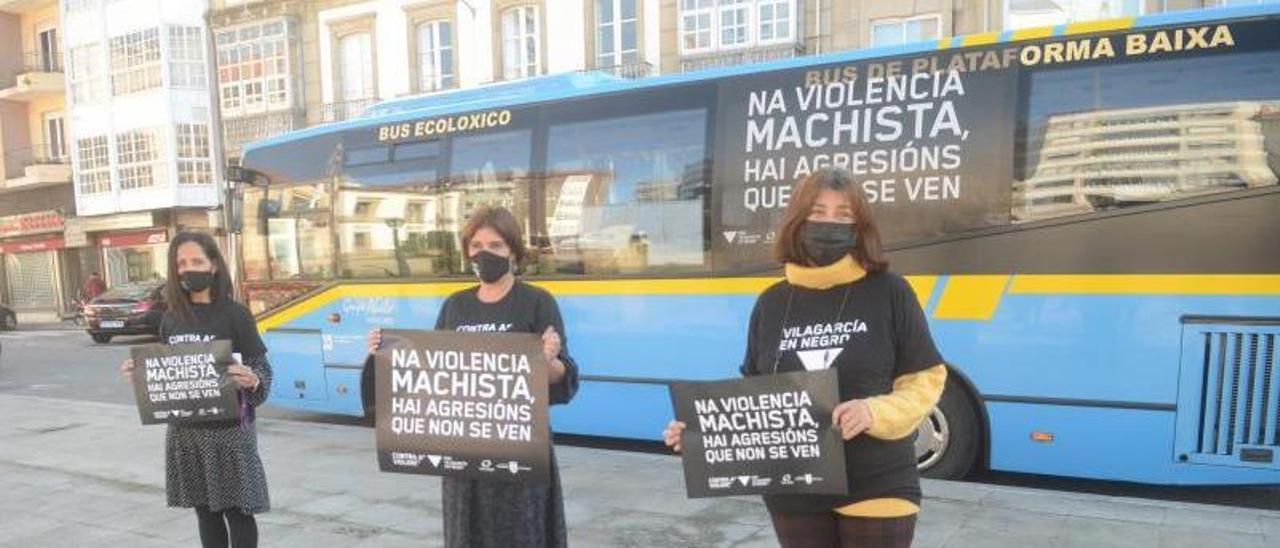 Una técnica municipal, la concejala de Igualdade y la directora del CIM de Vilagarcía, ayer.