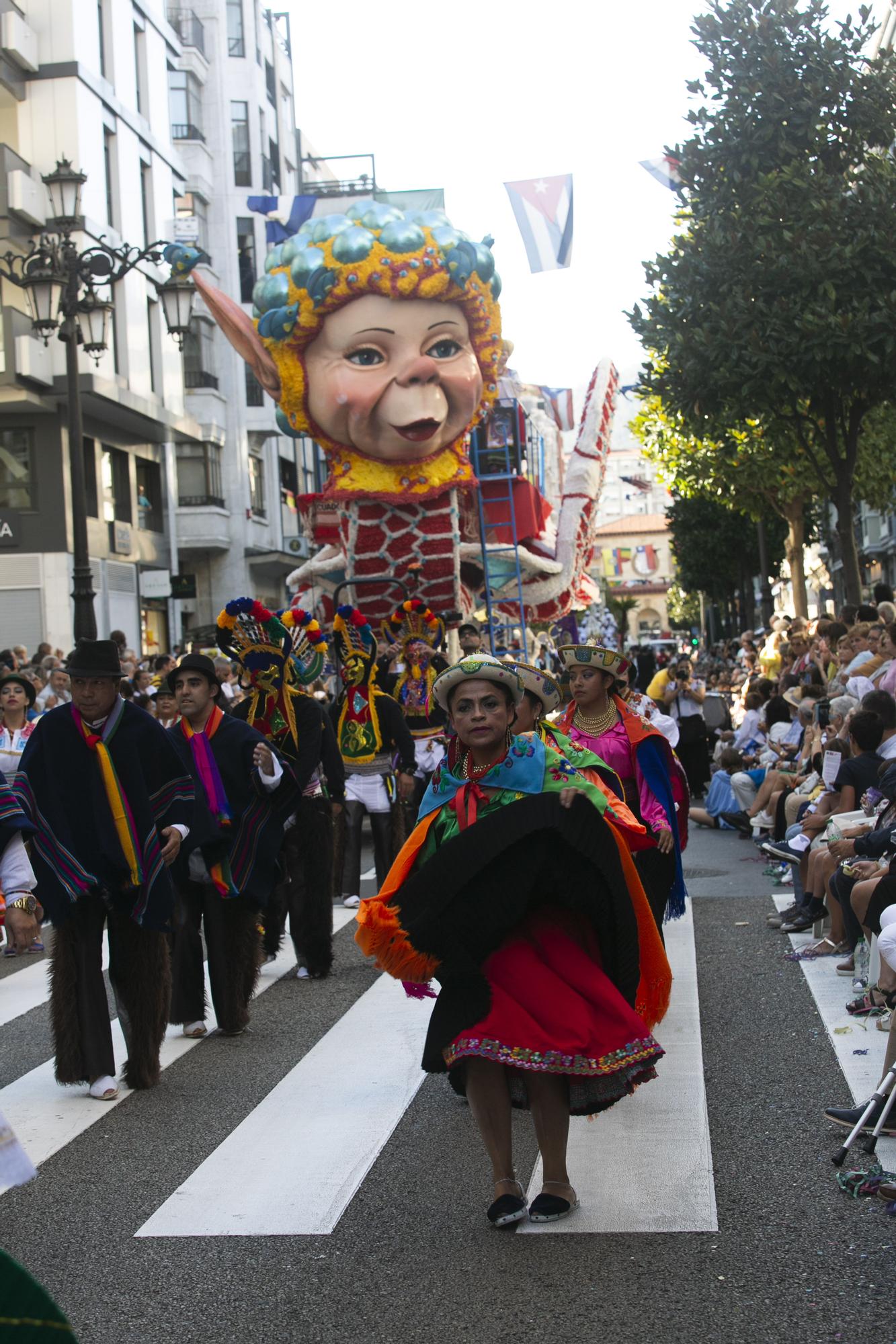 En Imágenes: El Desfile del Día de América llena las calles de Oviedo en una tarde veraniega