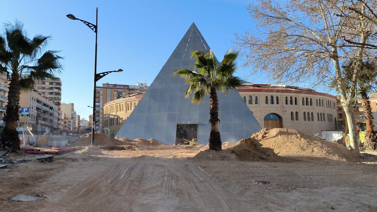 El inicio de las obras en el parque de la Pirámide de la Plaza de Toros de Villena.