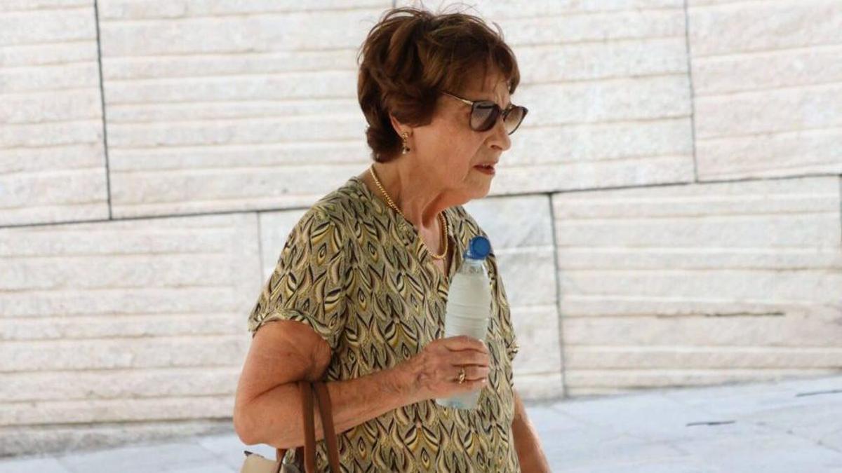 Una mujer, con una botella de agua, en la plaza de Viriato en una ola de calor.