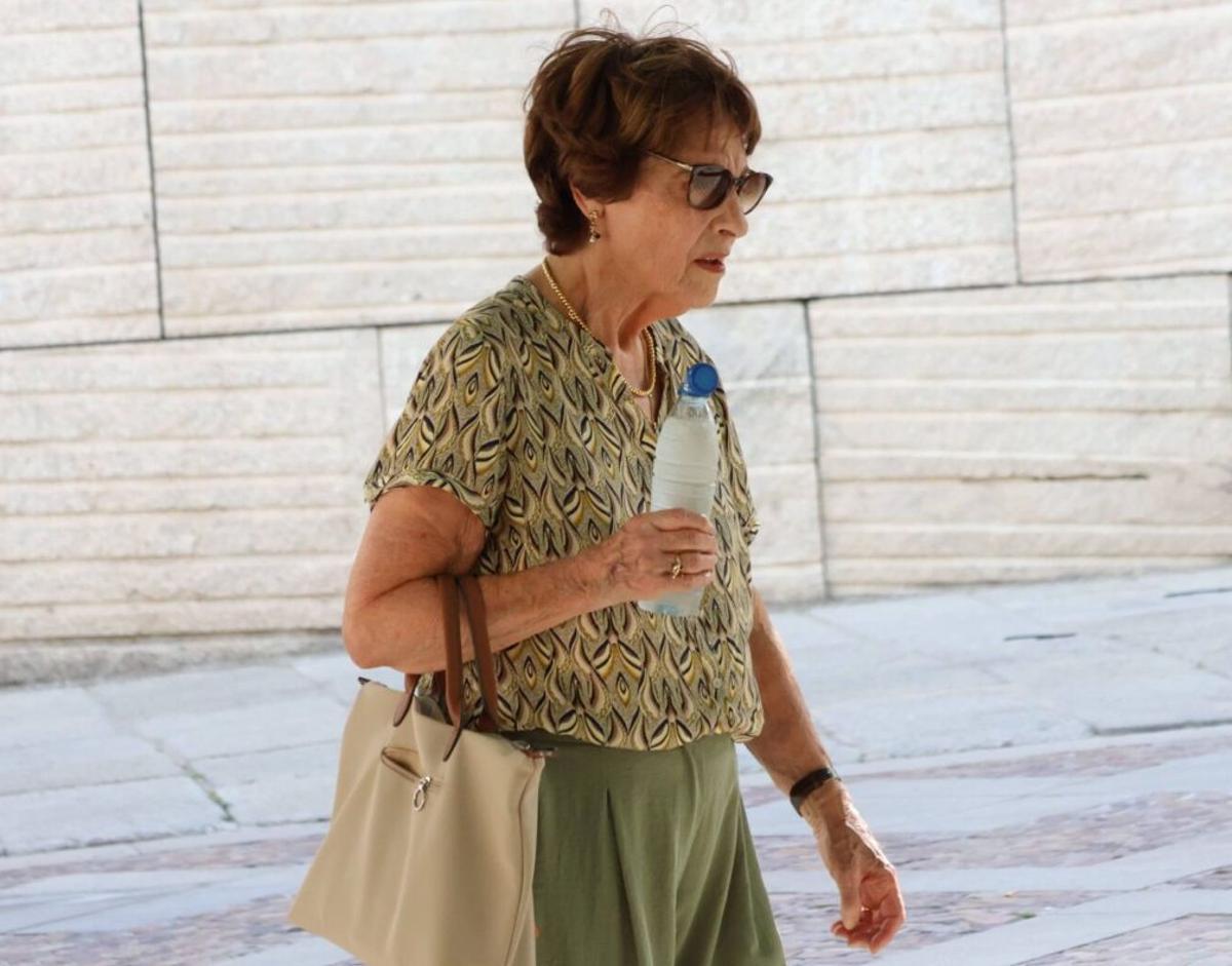 Una mujer, con una botella de agua, en la plaza de Viriato en una ola de calor. | V. G. (ARCHIVO)