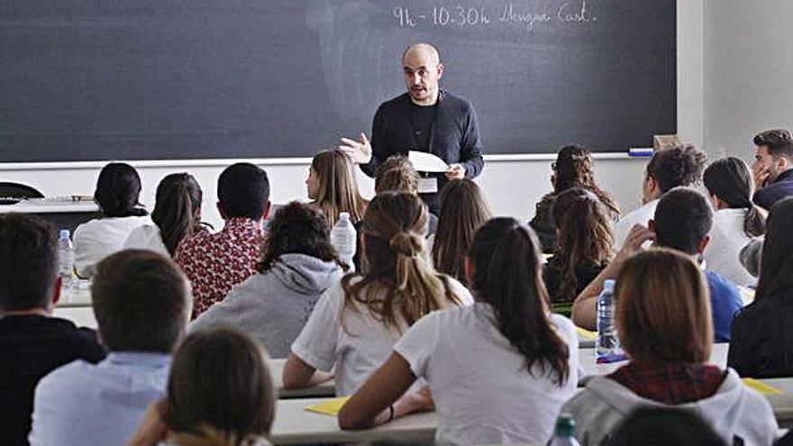 Alumnes preparats per afrontar el primer dia de les PAU.