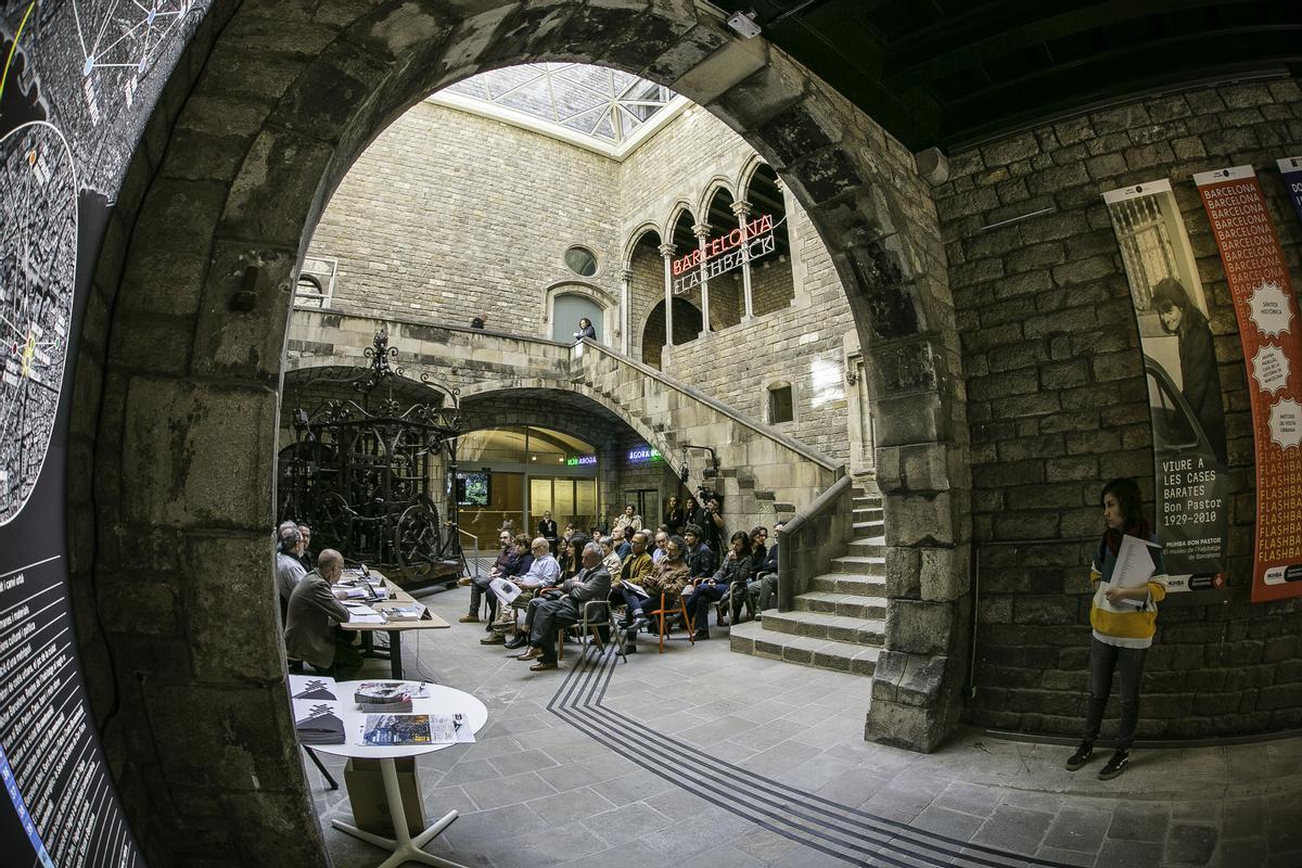 Rueda de prensa de presentación de la reforma del Muhba, en el patio de la Casa Padellàs