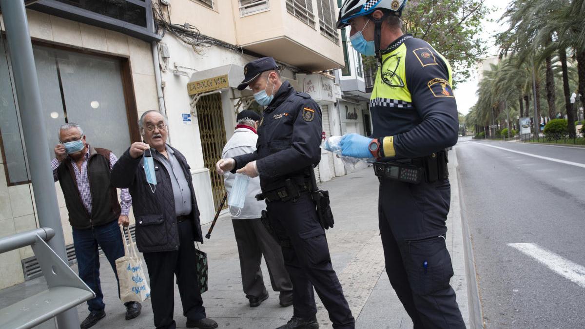 Policías locales de Alicante repartiendo mascarillas contra el coronavirus