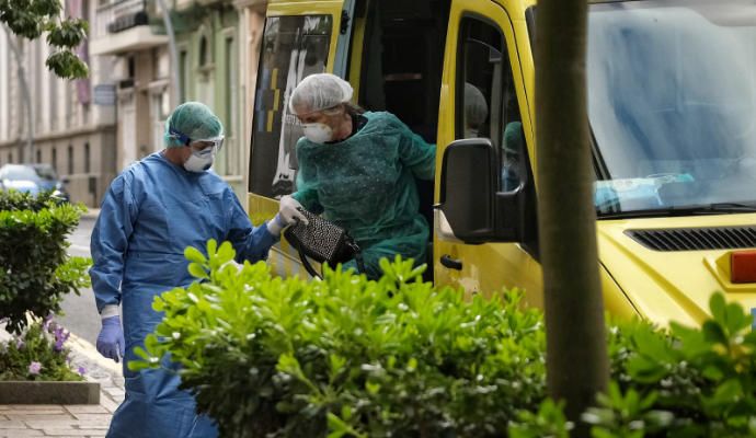 Una mujer entra en un centro hospitalario.