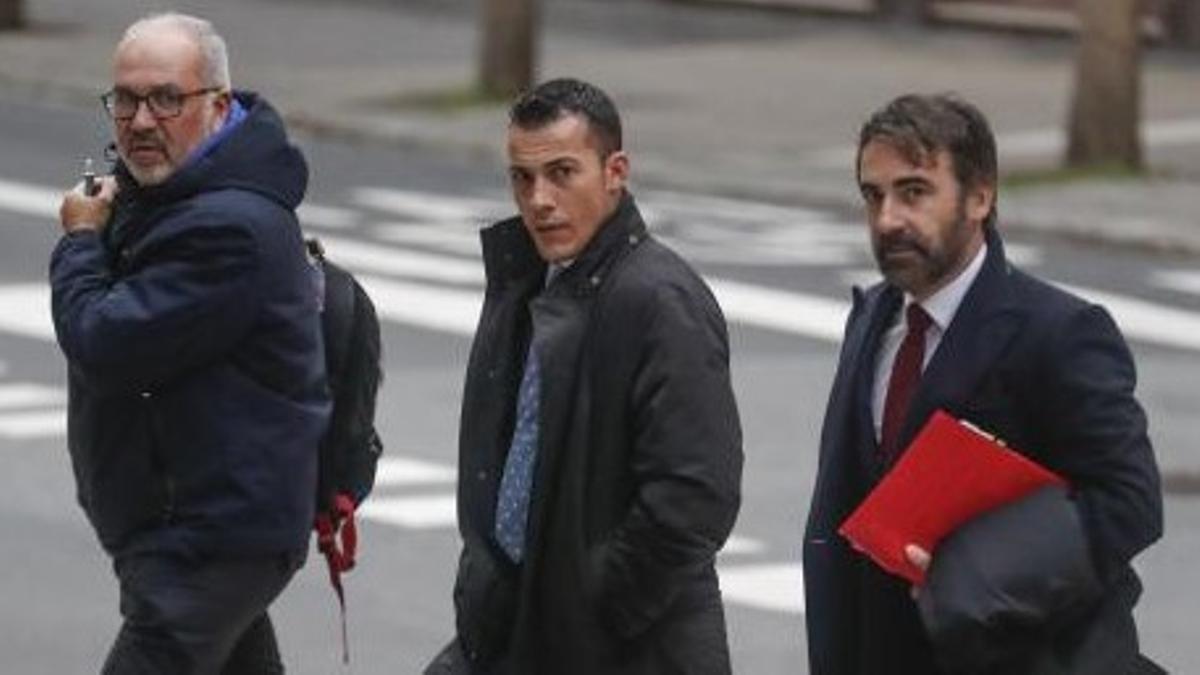 El exsumiller de Mugaritz, Guillermo Cruz, en el centro, a su llegada a la Audiencia de Guipúzcoa, donde se le juzga por apropiación indebida.