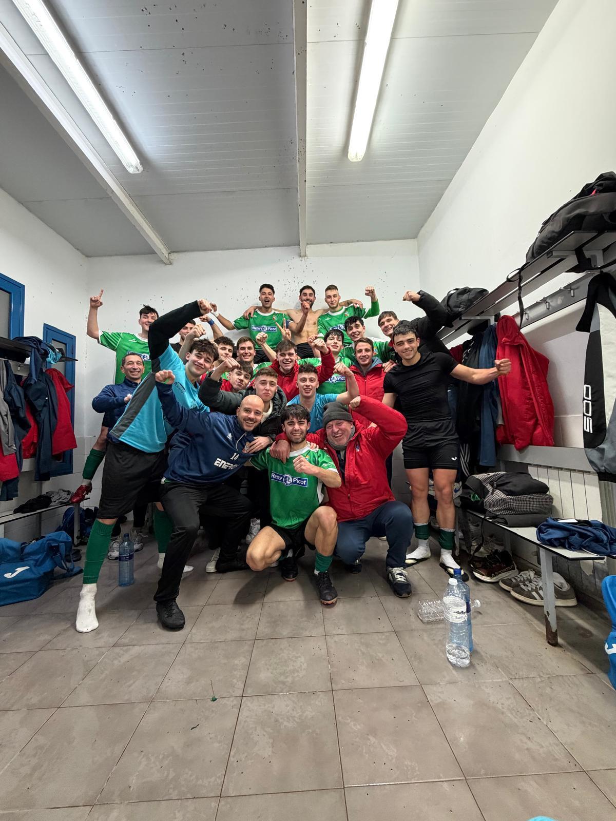 Los jugadores del Narcea celebrando la victoria en el vestuario.