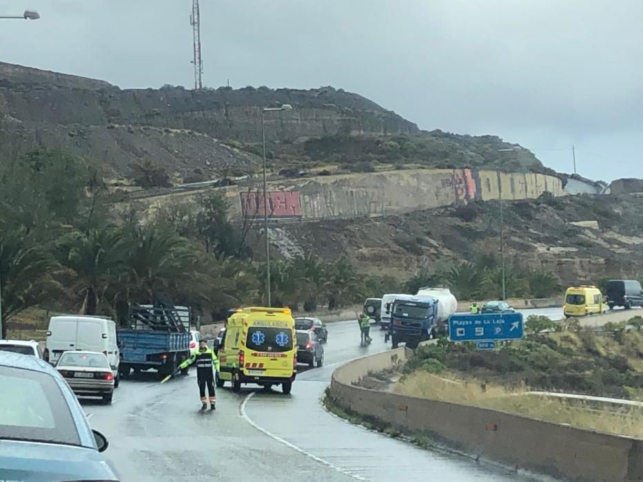 Retenciones en la GC-1 por un accidente múltiple