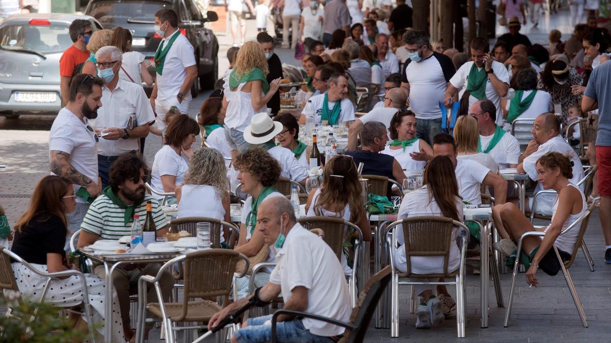 Varios oscenses toman algo en las terrazas de la ciudad, el pasado 9 de agosto, durante las no fiestas.