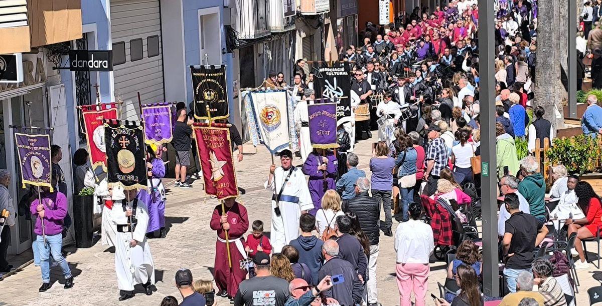 Numerosos grupos de tambores y bombos han participado en la 'Trencà' de Benicarló.
