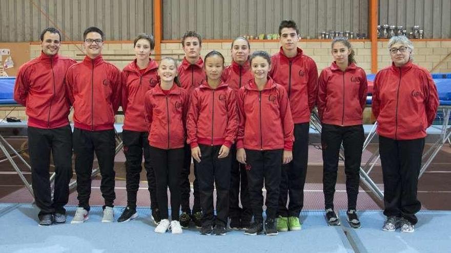 Los gimnastas del Pavillón con sus técnicos. // FDV