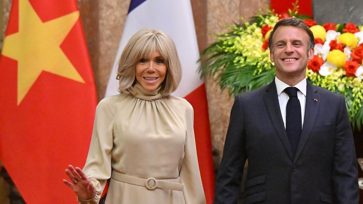 Brigitte y Emmanuel Macron, este lunes, durante su visita a Hanói.