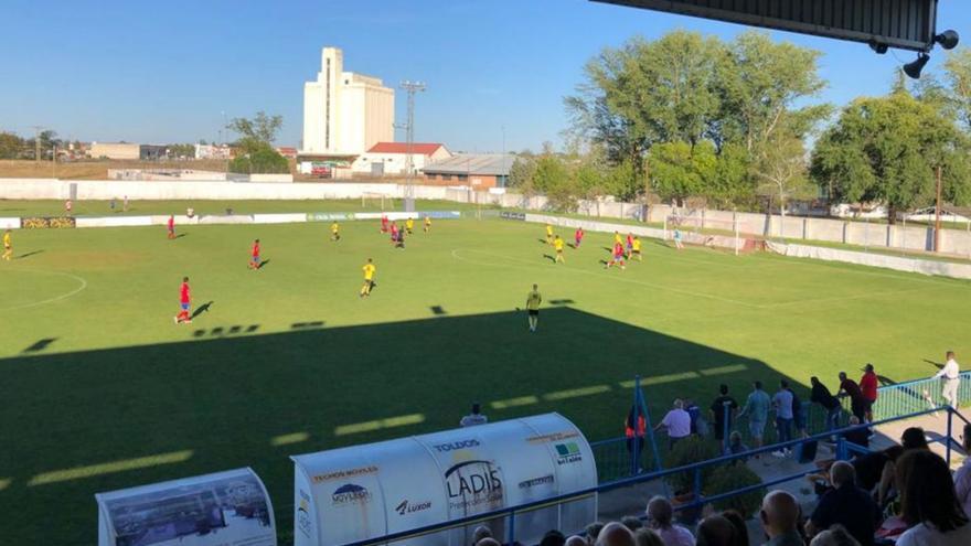 Un instante del encuentro entre el CD Benavente y el CF Mojados disputado ayer. | Cedida