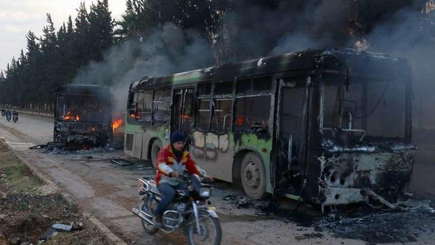 Autobuses incendiados en los barrios rebeldes de Alepo. // Reuters