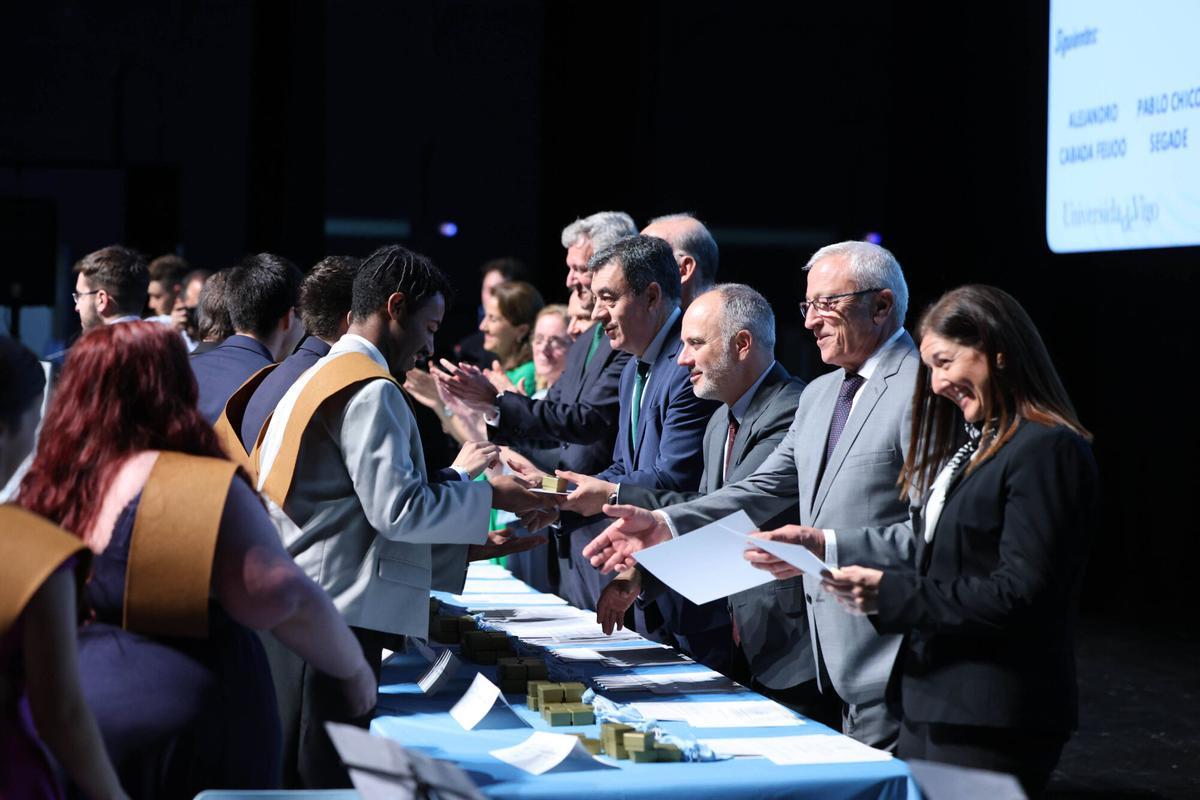 El Auditorio Mar de Vigo acogió la graduación de la Escuela de Ingeniería Industrial de la Universidade de Vigo. En el acto estuvieron presentes 282 alumnos y autoridades como Alfonso Rueda y Abel Caballero. El Auditorio Mar de Vigo acogió la graduación de la Escuela de Ingeniería Industrial de la Universidade de Vigo. En el acto estuvieron presentes 282 alumnos y autoridades como Alfonso Rueda y Abel Caballero.