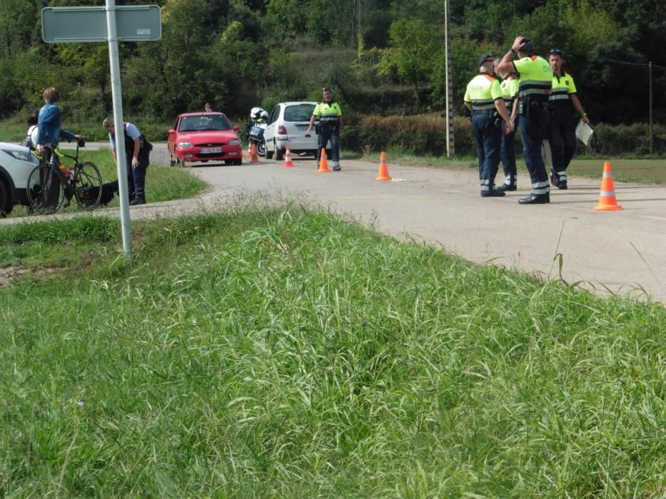 Un ciclista resulta ferit crític després de ser envestit per un cotxe a la Garrotxa