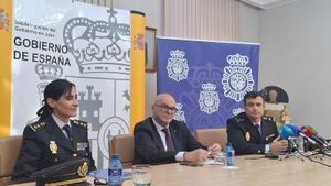 El subdelegado del Gobierno en Jaén, Manuel Fernández (c); la Comisaria Jefa provincial de la Policía Nacional en Jaén, Layla Dris Hach-Mohamed(iz),  y el inspector jefede la Brigada de la Policía Judicial de Linares, José Antonio de la Paz (dcha)
