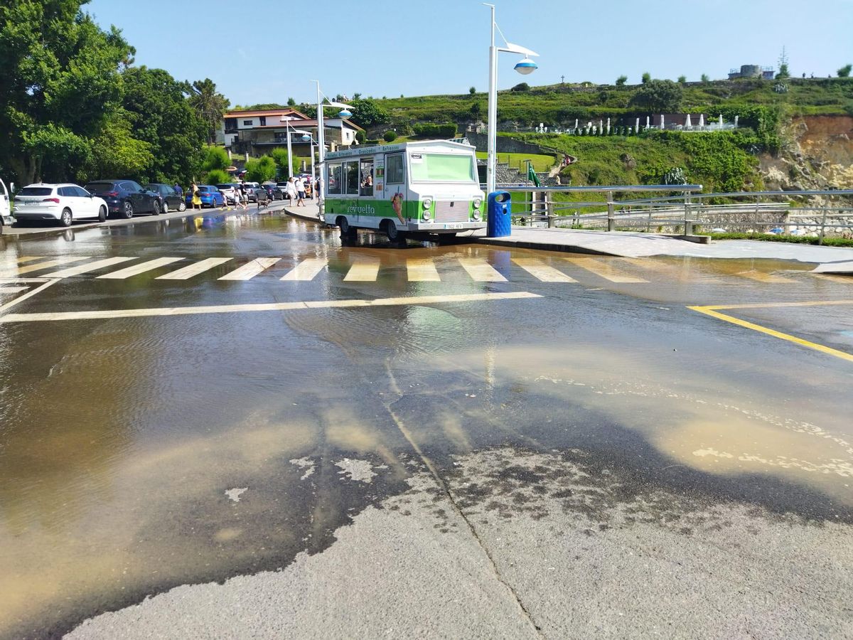 El entorno de la playa de El Sablón, en Llanes, inundado.