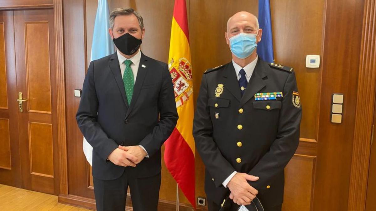 El delegado del Gobierno, ayer, con el nuevo jefe de Policía.   | // L. O.