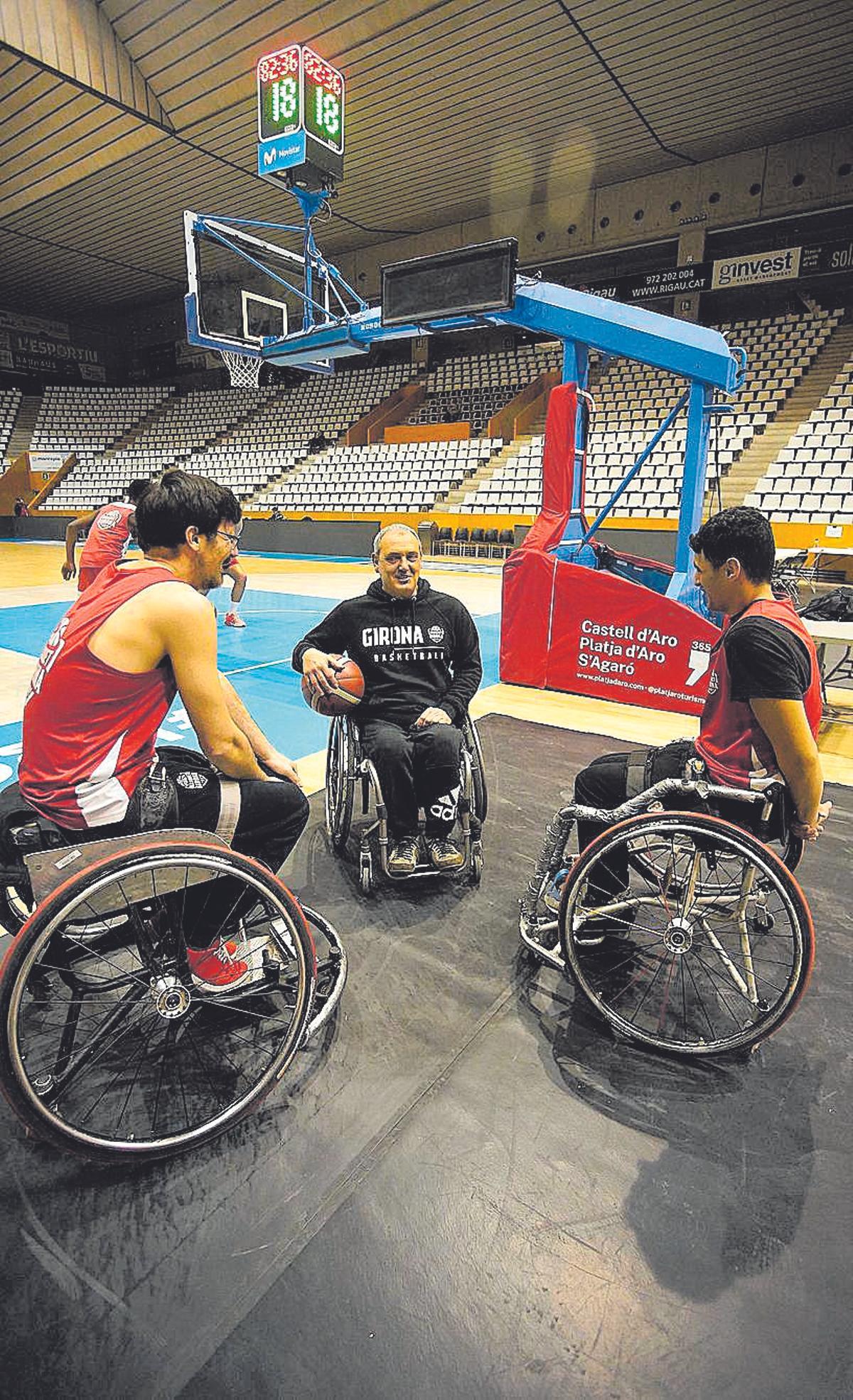 Omedes, Bermúdez i Banomar, abans de l’entrenament del RehaGirona Bàsquet Girona.