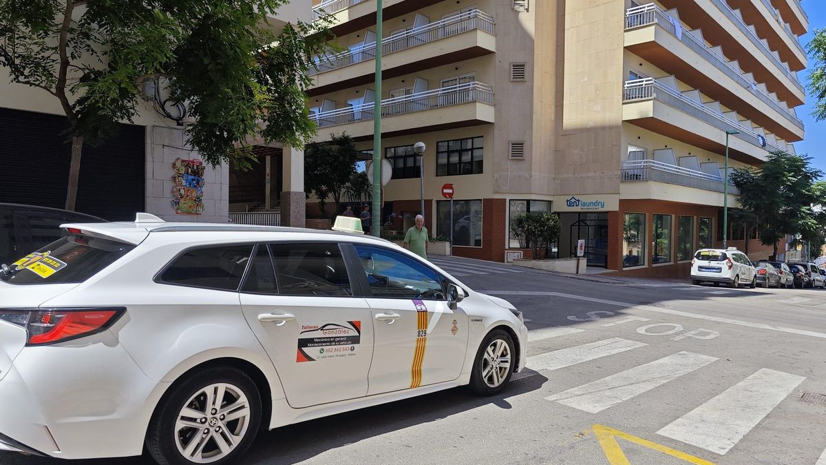 Un taxi circulando en s'Arenal.