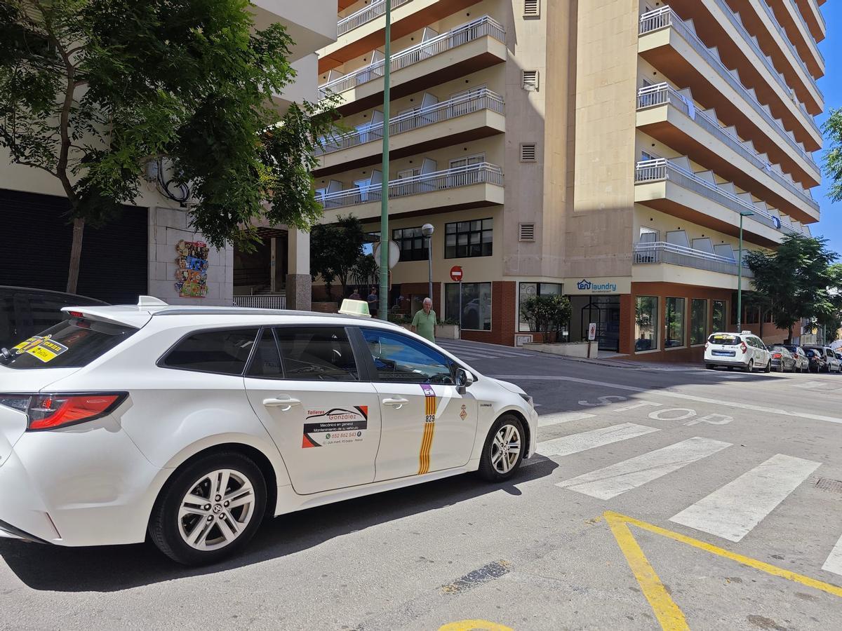Un taxi circulando en s'Arenal.