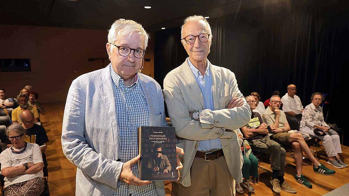Alfonso Armada junto a Enrique Murillo, a la derecha, ayer, en el salón de actos del Museo MARCO.