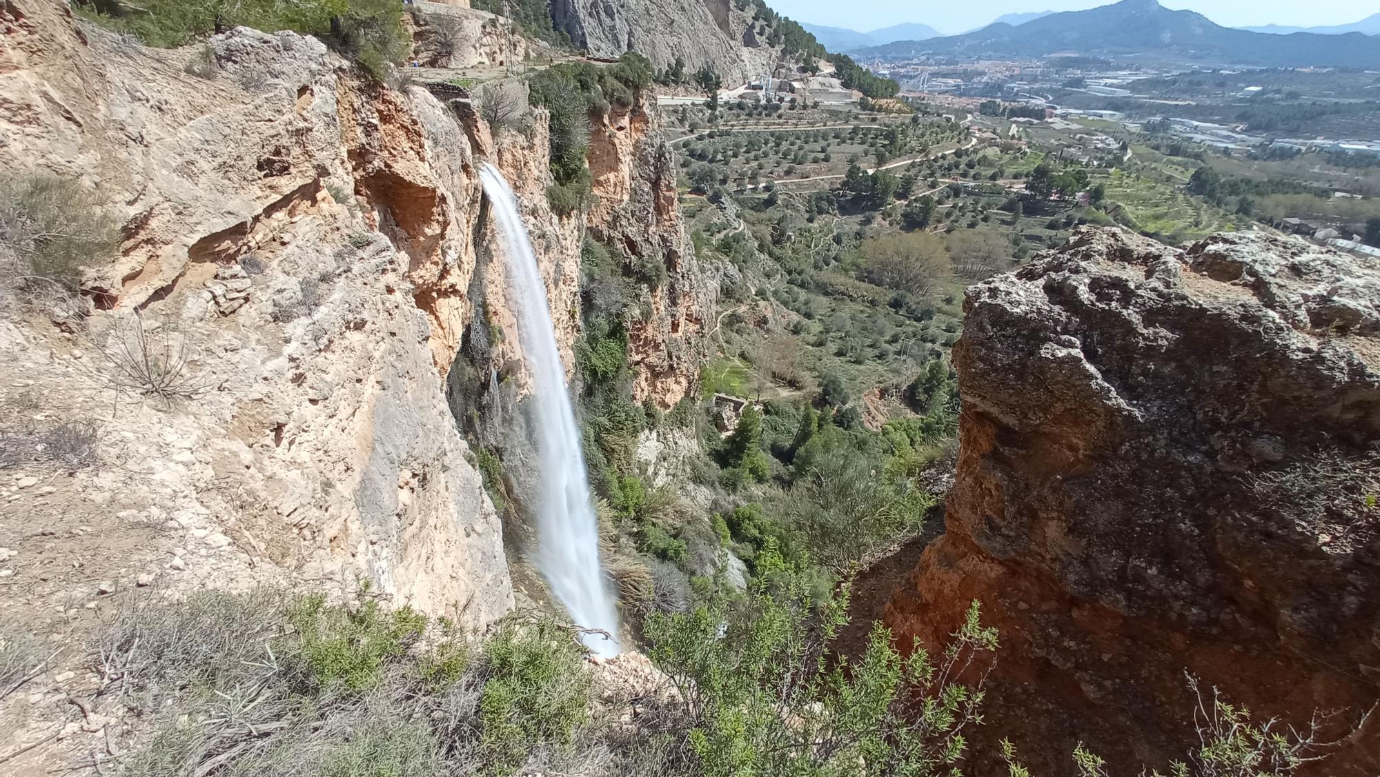 Los parajes de Alcoy se convierten en un reclamo turístico tras las lluvias de marzo y abril