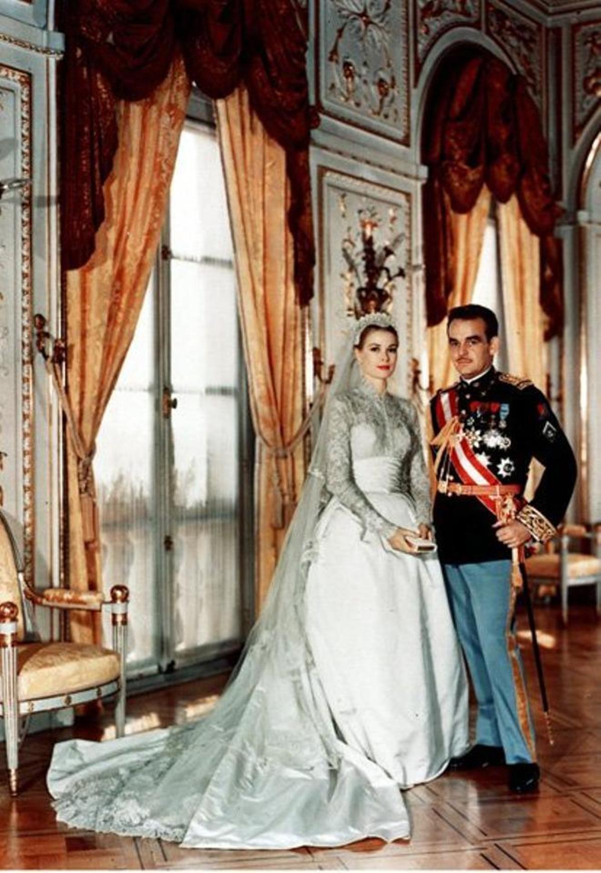 Retrato de boda de Grace Kelly y Rainiero III de Mónaco, el 18 de abril de 1956.