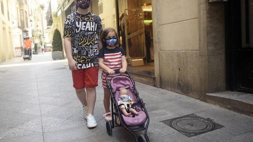 Yago y su hermana Blanca pasean por Murcia ayer por la mañana con sus mascarillas.