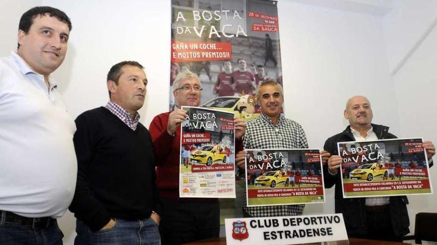 Directivos del Estradense posan con los carteles en los que se anuncia la iniciativa.