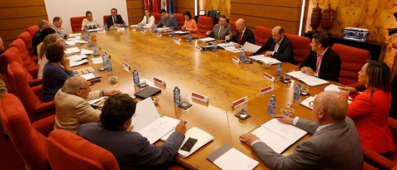 A la derecha, Elena Muñoz, Miguel Fidalgo y Rafael Louzán, durante un pleno de Zona Franca. // Ricardo Grobas