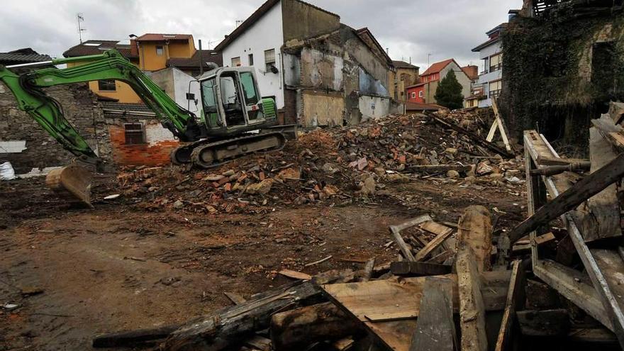 Trabajos de derribo de edificios en ruinas en el emblemático barrio de Requejo, en Mieres.