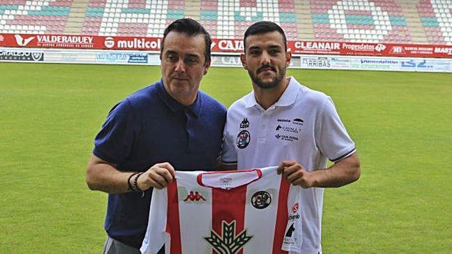 César Villafañe posa junto a Raúl Vallejo, nuevo jugador del Zamora CF, sujetando la camiseta de su nuevo equipo.