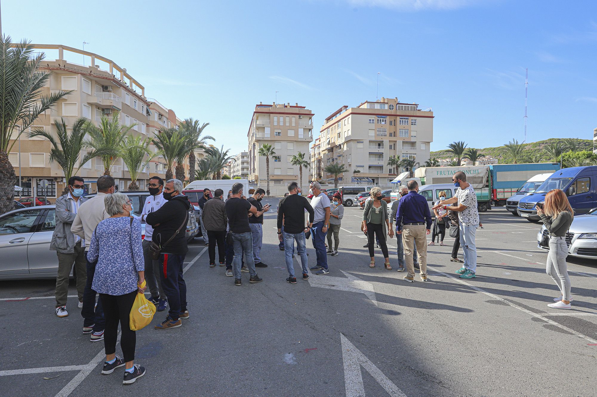 Protesta de los vendedores ambulantes de Guardamar por el cambio de ubicación del mercadillo
