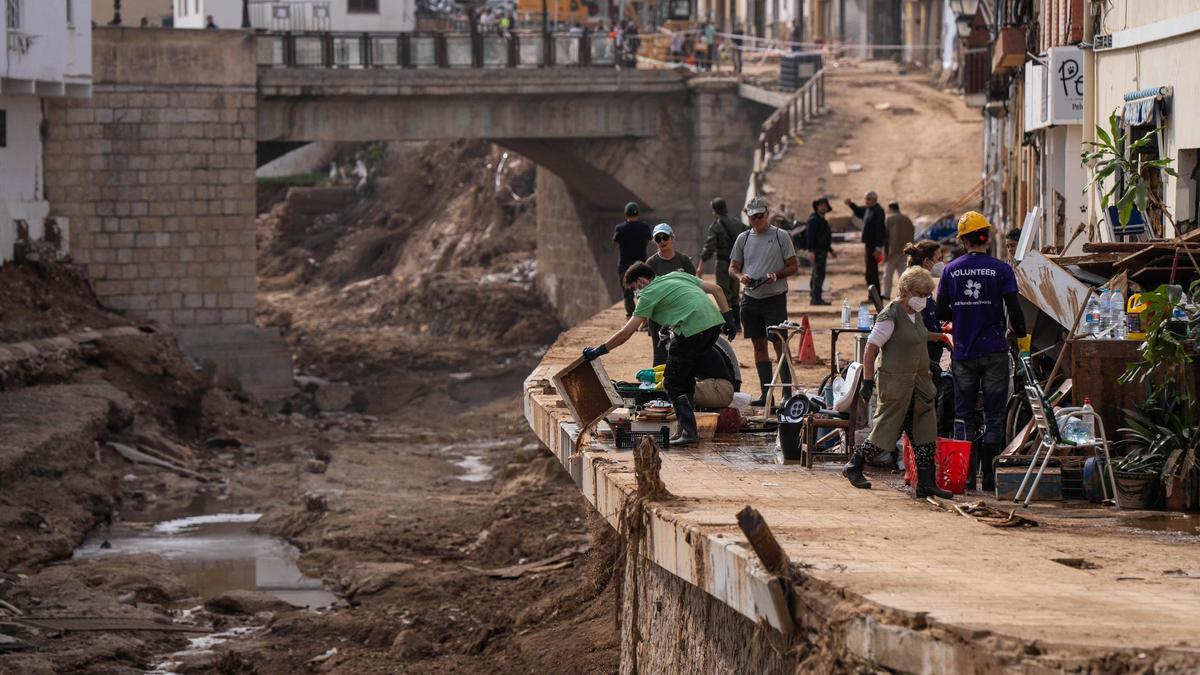 Chiva, 09/11/2024. 11 días después del paso de la DANA, el Barranco del Poyo sigue siendo uno de los epicentros de la catástrofe. Voluntarios ayudan a limpiar los enseres y objetos personales de una vivienda afectada, ubicada junto al río. Foto: Zowy Voeten