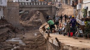 Chiva, 09/11/2024. 11 días después del paso de la DANA, el Barranco del Poyo sigue siendo uno de los epicentros de la catástrofe. Voluntarios ayudan a limpiar los enseres y objetos personales de una vivienda afectada, ubicada junto al río. Foto: Zowy Voeten