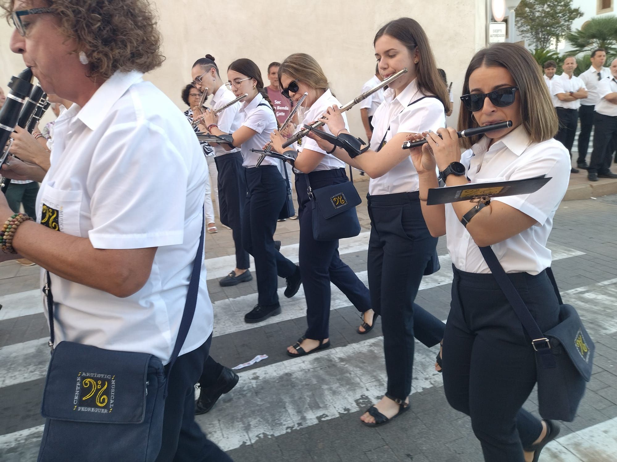 Xàbia, capital de la música: más de 800 músicos de toda la comarca llenan de vida las calles (imágenes)
